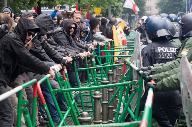 Ηλεκτρισμένο κλίμα σε «πολιορκία» της ΕΚΤ από διαδηλωτές